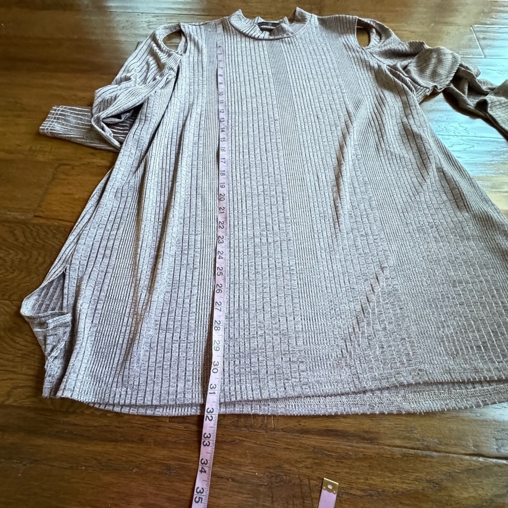 Signature Collection Cold Shoulder Top - Picture 10 of 10